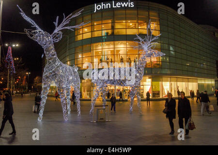 John Lewis Store a Liverpool con natale renne scultura illuminata e dello shopping nella parte anteriore Foto Stock