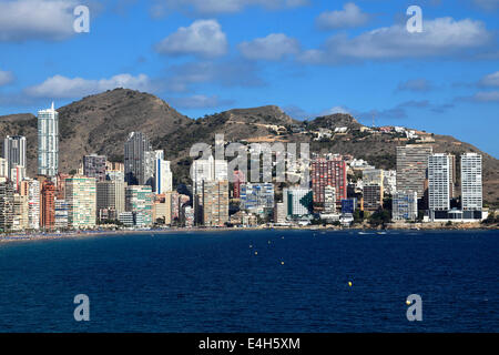 Vista lungo la Playa de Levante beach resort Benidorm, Costa Blanca, provincia di Valencia, Spagna, Europa. Foto Stock