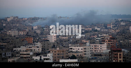 La striscia di Gaza e la striscia di Gaza, Territori palestinesi. 11 Luglio, 2014. Il fumo aumenta in seguito a un colpo israeliano su Gaza, visto dal confine Israel-Gaza, Venerdì 11 Luglio, 2014. La striscia di Gaza rocket fire da militanti palestinesi ha colpito una stazione di gas e impostare variopinto venerdì nel sud di Israele, ferendo gravemente una persona come rocket fire è venuto anche dal Libano per la prima volta in quattro giorni-lunga offensiva. Lancio di missili da parte di militanti palestinesi continua da Gaza verso diverse località nel sud di Israele. Credito: Majdi Fathi/NurPhoto/ZUMA filo/Alamy Live News Foto Stock