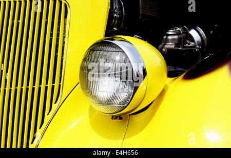 Una chiusura della estremità anteriore di un antico classico 1936 Ford a correre per il Sun Car Show in Myrtle Beach, Carolina del Sud. Mar Foto Stock