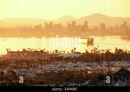 San Diego skyline del centro di sunrise con la barca in porto. Foto Stock
