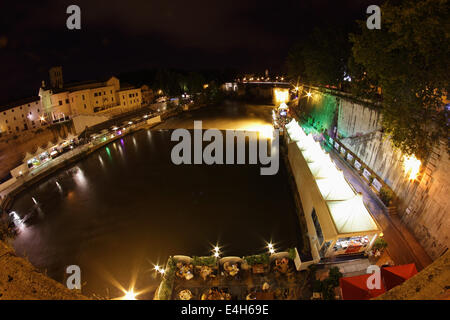 Roma, Italia - 29 giugno 2014: la gente di Roma godersi le notti estive lungo le vivaci sponde del fiume Tevere Foto Stock