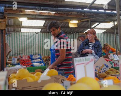 Altrincham allegato del mercato di frutta e verdura in stallo. Questa zona è stata demolita e sostituita con una struttura moderna in 2014 Foto Stock