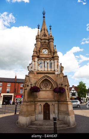 La fontana americana Stratford upon Avon e torre dell'orologio di piazza del mercato Costwolds REGNO UNITO Inghilterra Foto Stock