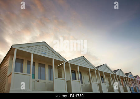 Cabine sulla spiaggia, a Southwold su una sera d'estate Foto Stock