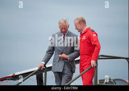 RAF Fairford, GLOUCESTERSHIRE REGNO UNITO. 11 luglio 2014. Sua Altezza Reale il Principe di Galles incontra e parla con le frecce rosse aerobatic team piloti dopo la loro visualizzazione sul primo giorno del RIAT. Credito: Malcolm Park editoriale/Alamy Live News Foto Stock