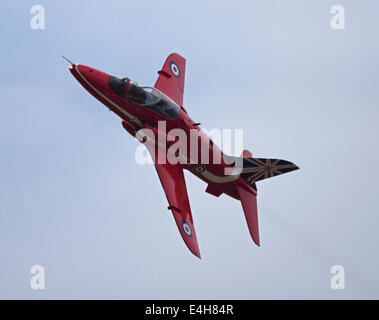 Fairford, Glouceswtershire, UK. 11 Luglio, 2014. L annuale air show iniziato oggi 11 luglio 2014. La RAF premier della squadra di visualizzazione, le frecce rosse ha dato un display nei loro aerei da addestramento Hawk. Il 2014 segna il team cinquantesimo anniversario. Notizie JMF. Credito: Signor Standfast/Alamy Live News Foto Stock