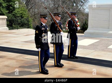 Arlington, Virginia: tre Stati Uniti Marines eseguire la cerimonia del cambio della guardia presso la tomba del Soldato sconosciuto Foto Stock