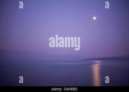 Luna su lago di pioggia Foto Stock