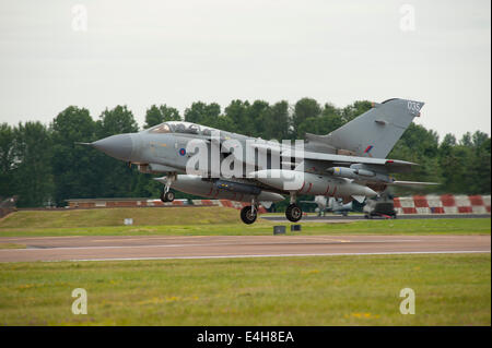 RAF Fairford, GLOUCESTERSHIRE REGNO UNITO. 11 luglio 2014. RAF Panavia Tornado GR4 atterra dopo la sua visualizzazione sul primo giorno del RIAT. Credito: Malcolm Park editoriale/Alamy Live News Foto Stock