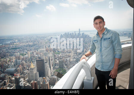 Manhattan, New York, Stati Uniti d'America. 11 Luglio, 2014. Noi Nazionale Maschile centrocampista ALEJANDRO BEDOYA visiti l'Empire State Building, Venerdì 11 Luglio, 2014. Credito: Bryan Smith/ZUMA filo/Alamy Live News Foto Stock