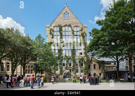 Studenti presso l Università di Manchester frequentare la loro cerimonia di laurea, insieme con la famiglia e gli amici. (Solo uso editoriale). Foto Stock