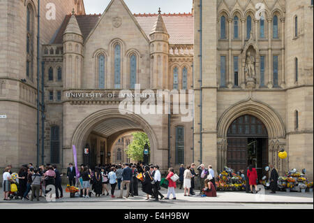 Studenti presso l Università di Manchester frequentare la loro cerimonia di laurea, insieme con la famiglia e gli amici. (Solo uso editoriale). Foto Stock