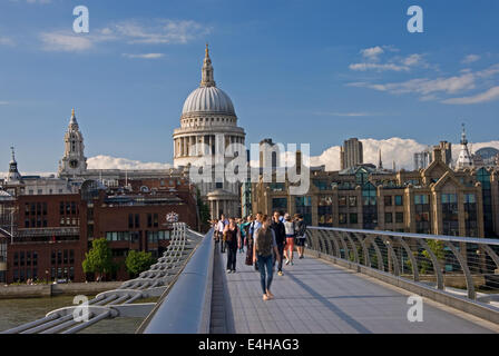 Il Millennium Bridge sul fiume Tamigi a Londra centrale è il nuovissimo ponte che attraversa il fiume, con fantastiche vedute di St Pauls Foto Stock