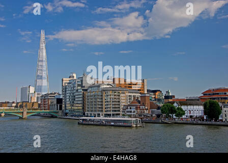 La Shard, il più alto edificio di nuova costruzione su London skyline sorge sulla riva sud del fiume Tamigi Foto Stock