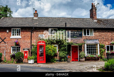 Ex ufficio postale nel tranquillo villaggio di Thelwall, Warrington, North Cheshire, Inghilterra Foto Stock