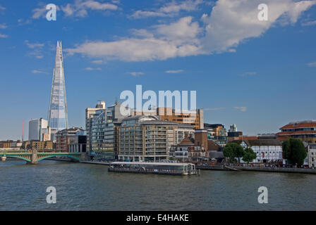 La Shard, il più alto edificio di nuova costruzione su London skyline sorge sulla riva sud del fiume Tamigi Foto Stock