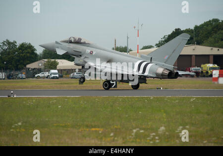 RAF Fairford, GLOUCESTERSHIRE REGNO UNITO. 11 luglio 2014. Eurofighter Typhoon FGR4 da RAF Coningsby completare con D giorno strisce di invasione arriva per una visualizzazione sul primo giorno del RIAT. Lo stato dell'arte del jet è stato appositamente dipinta con il famoso nero e bianco marcature in omaggio al ruolo degli equipaggi del Hawker Typhoon durante il D-Day operazioni. Credito: Malcolm Park editoriale/Alamy Live News Foto Stock