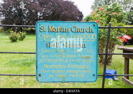 Segno per St Martins chiesa e il Museo Shell nel Glaven Valley, Glandford, North Norfolk, Regno Unito Foto Stock