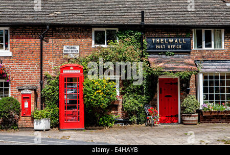 Ex ufficio postale nel tranquillo villaggio di Thelwall, Warrington, North Cheshire, Inghilterra Foto Stock