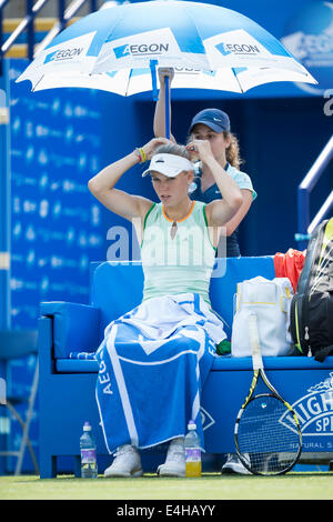 AEGON International 2014 - Caroline WOZNIACKI della Danimarca in appoggio, all'ombra di ombrello durante le calde estati inglese giorno Foto Stock