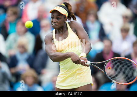 Sloane Stephens - AEGON International 2014- Eastbourne - Inghilterra, Sloane Stephens NEGLI STATI UNITI D' AMERICA in azione giocando a due mani scritto Foto Stock