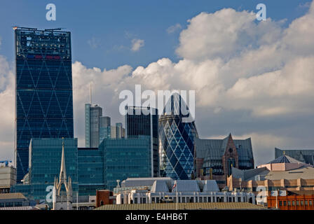 Lo skyline della città, il quartiere finanziario di Londra con il Gerkin edificio. Foto Stock