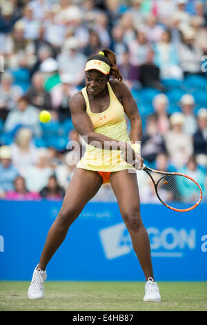 Sloane Stephens - AEGON International 2014- Eastbourne - Inghilterra, Sloane Stephens NEGLI STATI UNITI D' AMERICA in azione giocando a due mani scritto Foto Stock