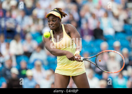 Sloane Stephens - AEGON International 2014- Eastbourne - Inghilterra, Sloane Stephens NEGLI STATI UNITI D' AMERICA in azione giocando a due mani scritto Foto Stock