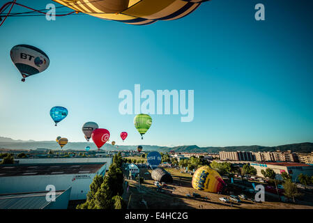 Igualada, Spagna. Luglio 10th, 2014: al mattino cielo sopra Igualada si riempie con i palloni ad aria calda come loro decollo per il primo concorso- Il primo concorso voli della XVIII edizione di Igualada quattro giorno European Balloon Festival, la più grande concentrazione, concorso e festival di mongolfiere in Spagna con oltre 50 team internazionali, non durare molto a lungo a causa di condizioni di vento. Foto Stock