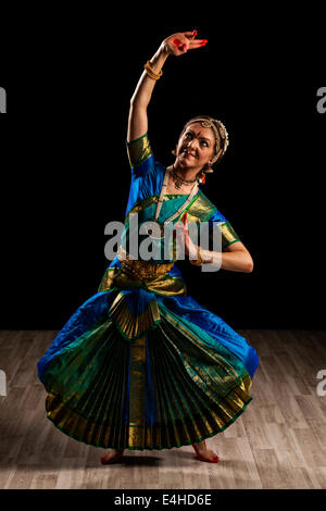 Giovane donna bellissima ballerina esponente della classica indiana Bharatanatyam danza Foto Stock