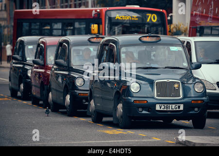 LONDON, Regno Unito - Sep 27: Vintage taxi in strada a Settembre 27, 2013 a Londra, Regno Unito. Londra è il mondo più visitato la città e la capitale del Regno Unito. Foto Stock