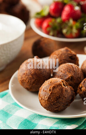 Cioccolato artigianale ciambella fori con lo zucchero per la prima colazione Foto Stock