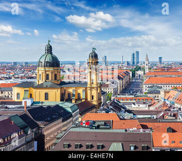 Vista aerea di Monaco di Baviera su Teatini chiesa di San Gaetano (Theatinerkirche San Kajetan) e Odeonplatz, Monaco di Baviera, Germania Foto Stock
