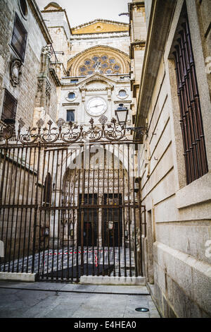 Ingresso laterale della Cattedrale di Toledo, ad arco con rilievi religiosi Foto Stock