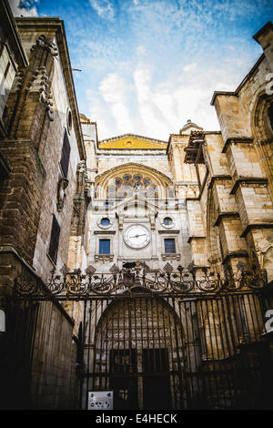 Ingresso laterale della Cattedrale di Toledo, ad arco con rilievi religiosi Foto Stock