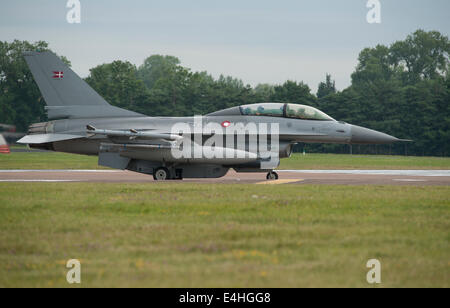 RAF Fairford, GLOUCESTERSHIRE REGNO UNITO. 11 luglio 2014. Royal Danish Air Force Lockheed F-16 Falcon del Fighter Wing Skrydstrup arriva al RIAT. Credito: Malcolm Park editoriale/Alamy Live News Foto Stock