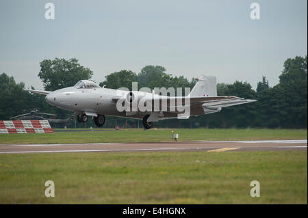 RAF Fairford, GLOUCESTERSHIRE REGNO UNITO. 11 luglio 2014. Canberra PR9 reconaissance aeromobili di Midair Squadron tocca dow il primo giorno a RIAT. Lanciato ufficialmente nel 2013, Midair Squadron visualizza tutto il mondo in una serie di schermi e flypasts ad una vasta gamma di eventi globali. La English Electric Canberra, lanciato nel 1951, è stata la RAF il primo getto powered bombardiere, un aeromobile disarmati che si basava su alta velocità per sfuggire alla caccia nemica al momento. Credito: Malcolm Park editoriale/Alamy Live News Foto Stock