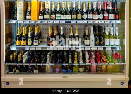 Refrigerate vini spumanti e champagne in un negozio di liquori a Melbourne in Australia Foto Stock