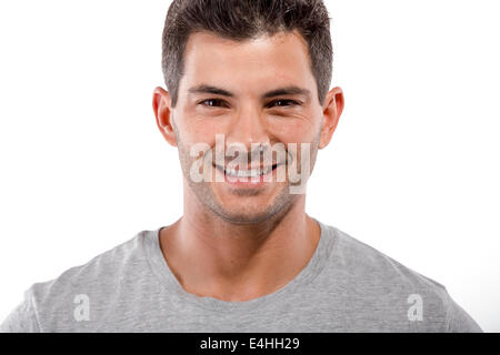 Ritratto di un bel latino uomo sorridente, isolato su uno sfondo bianco Foto Stock