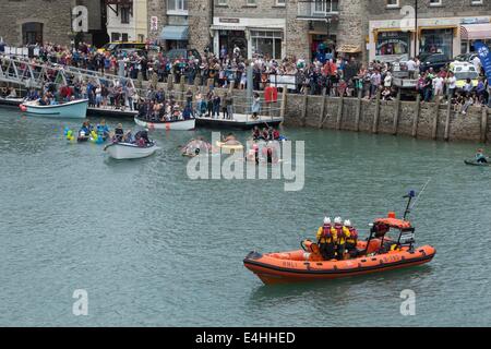 La fascia costiera di RNLI,imbarcazione a Looe Cornwall con il suo equipaggio,il suo un Atlantic classe denominata Alan & Margaret, all'annuale gara raft Foto Stock