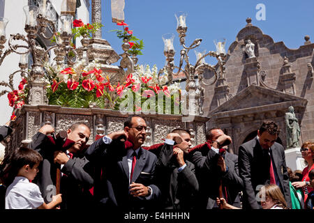 La processione con la croce d'argento durante il giorno della croce Dia de la Cruz a Santa Cruz de la Palma Isole Canarie Foto Stock