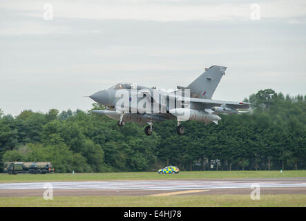 RAF Fairford, GLOUCESTERSHIRE REGNO UNITO. 11 luglio 2014. Getti veloce sul display in corrispondenza del primo giorno di riat. Royal Air Force Panavia Tornado GR4 avvicina. Credito: Malcolm Park editoriale/Alamy Live News Foto Stock