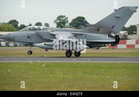 RAF Fairford, GLOUCESTERSHIRE REGNO UNITO. 11 luglio 2014. Getti veloce sul display in corrispondenza del primo giorno di riat. Royal Air Force Panavia Tornado GR4 terre. Credito: Malcolm Park editoriale/Alamy Live News Foto Stock