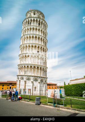 Torre pendente di Pisa. Blu cielo nuvoloso sfondo Foto Stock