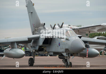 RAF Fairford, GLOUCESTERSHIRE REGNO UNITO. 11 luglio 2014. Getti veloce sul display in corrispondenza del primo giorno di riat. Royal Air Force Panavia Tornado GR4 035 nella visualizzazione statica. Credito: Malcolm Park editoriale/Alamy Live News Foto Stock