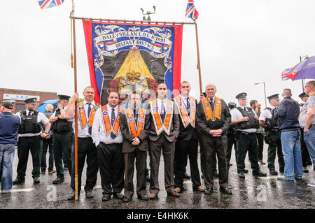 Belfast, Irlanda del Nord. 12 lug 2014 - Membri del Ballysillan LOL n. 1891 con il loro banner Credit: stephen Barnes/Alamy Live News Foto Stock