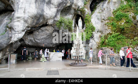 La statua della Vergine Maria nella grotta di Lourdes Foto Stock