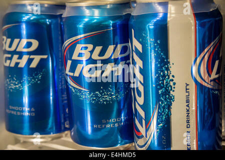 Un display di Bud Light birra da parte del fabbricante di birra Anheuser-Busch in un supermercato a New York Foto Stock