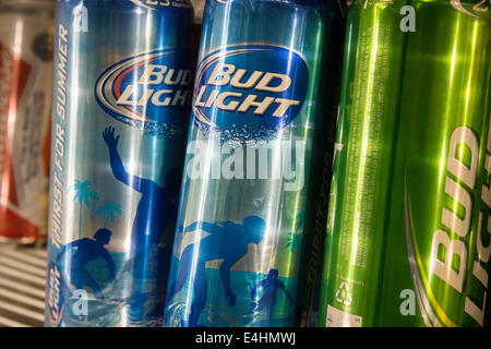 Un display di Bud Light birra da parte del fabbricante di birra Anheuser-Busch in un supermercato a New York Martedì, Luglio 8, 2014. Foto Stock